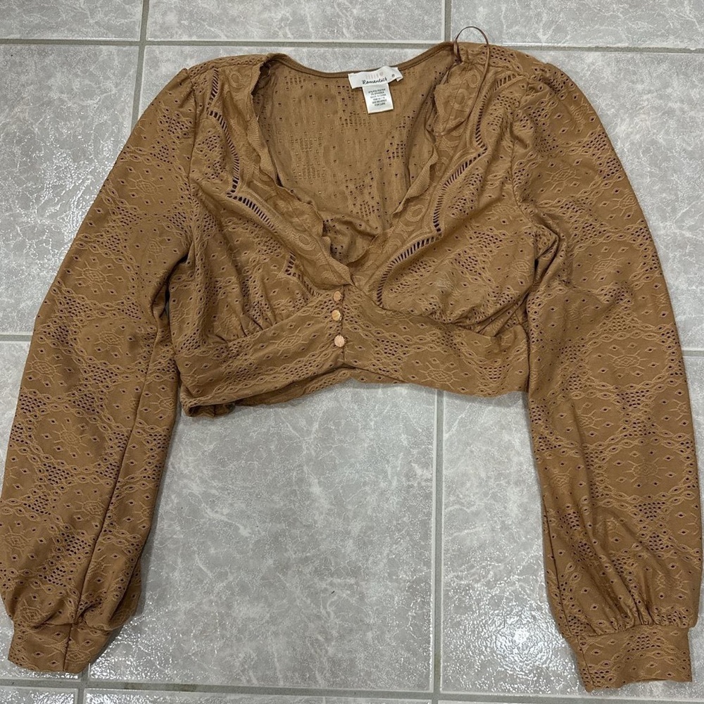 super cute long sleeve crop top!